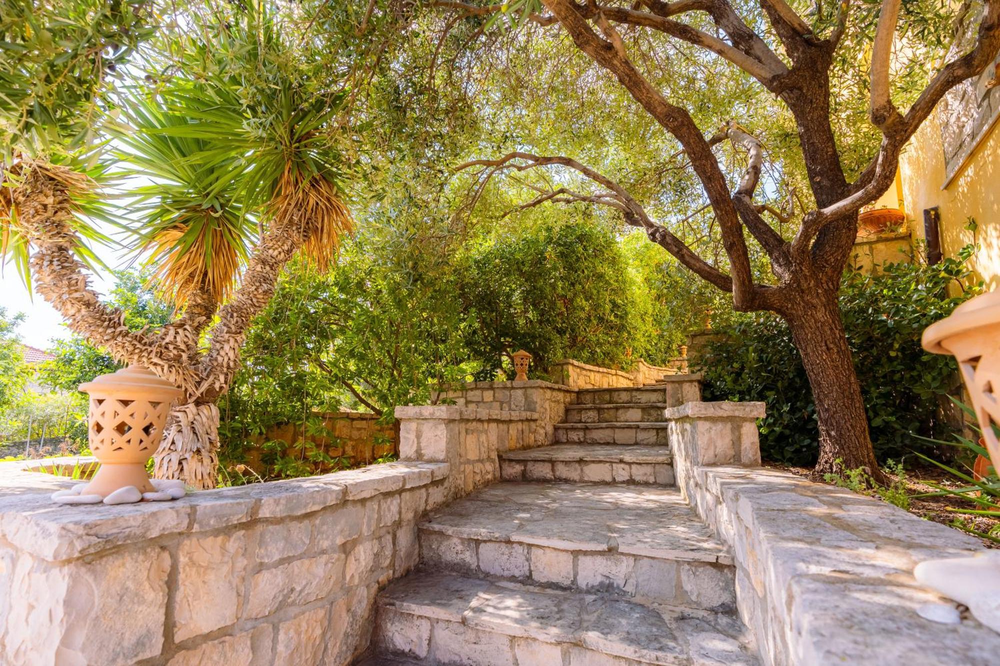 House 4 You Lumbarda Exterior photo