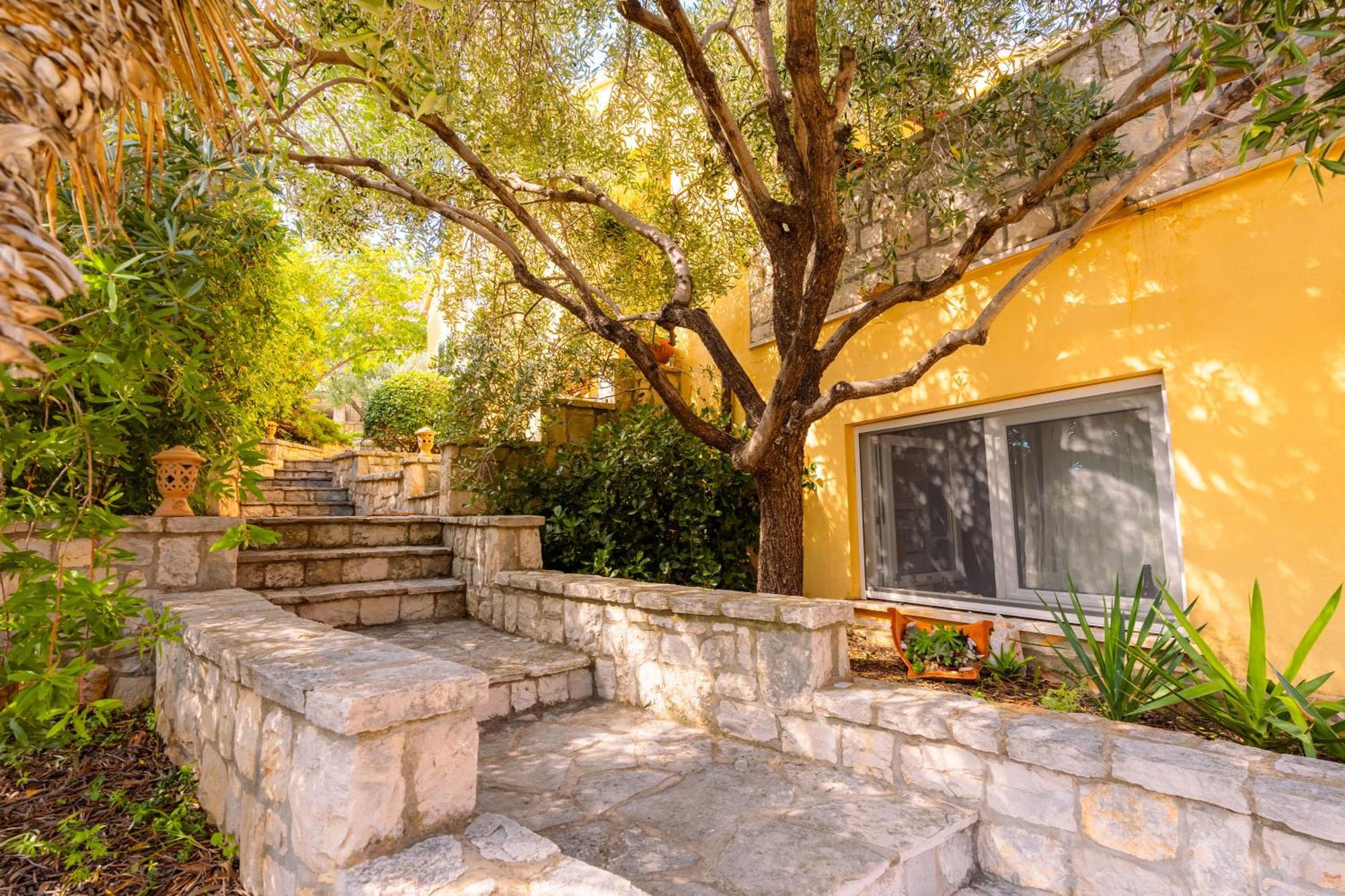 House 4 You Lumbarda Exterior photo