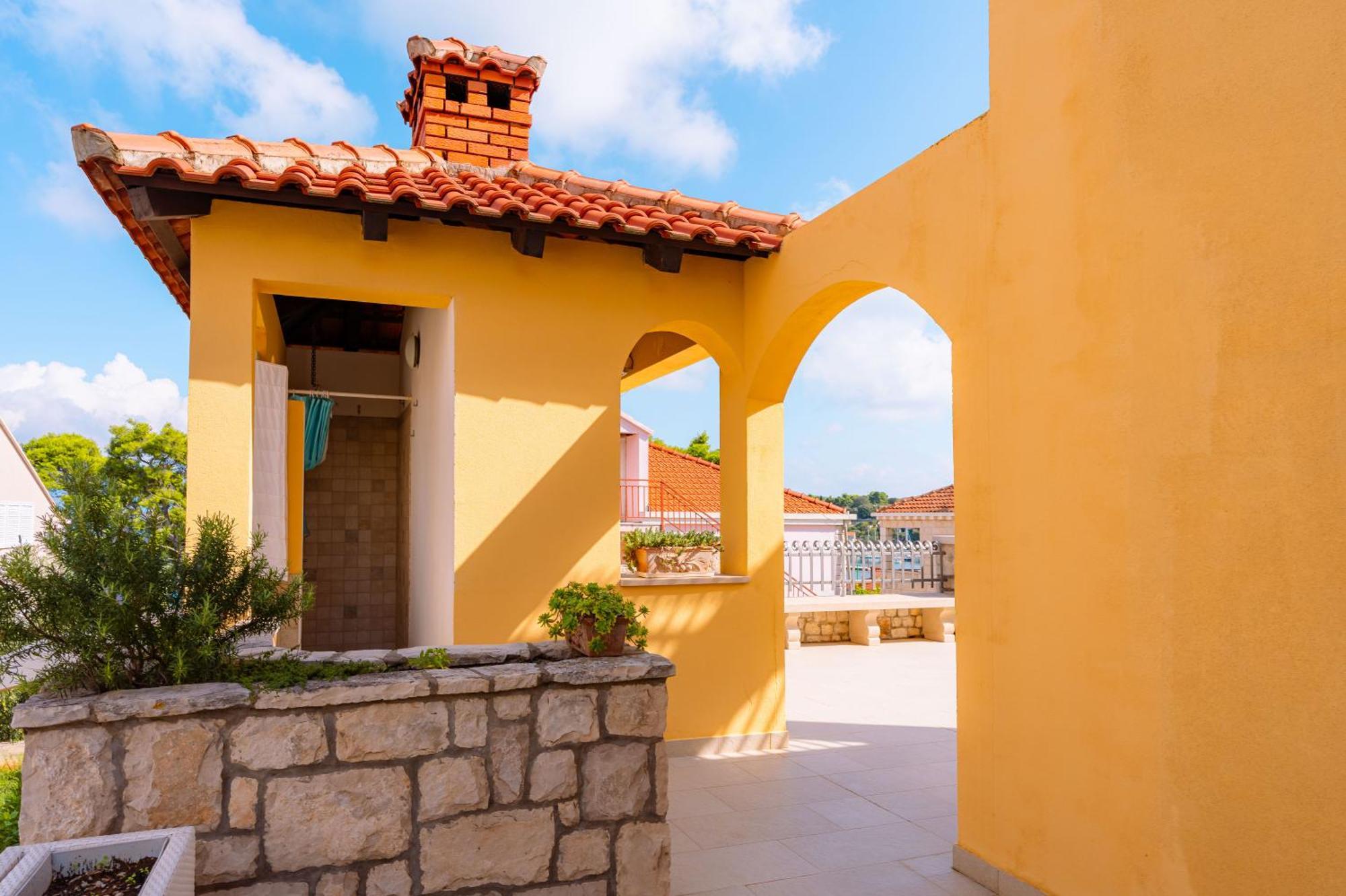 House 4 You Lumbarda Exterior photo