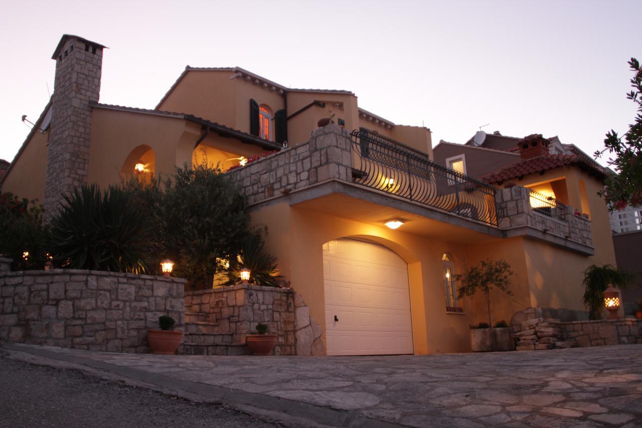 House 4 You Lumbarda Exterior photo