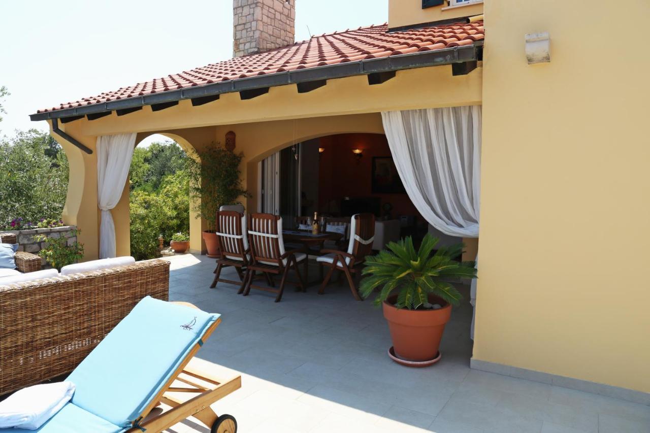 House 4 You Lumbarda Exterior photo